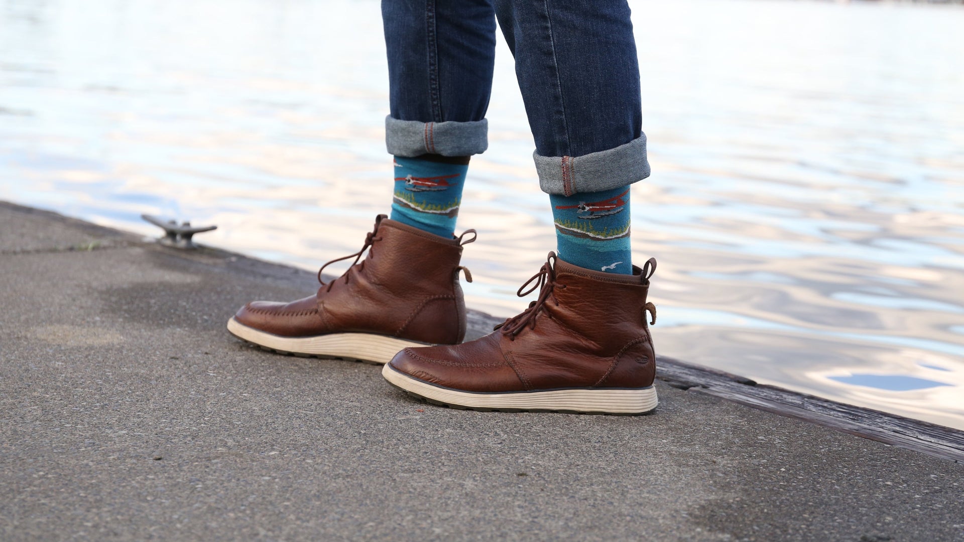 model stand on edge of water wearing the float boat crew sock