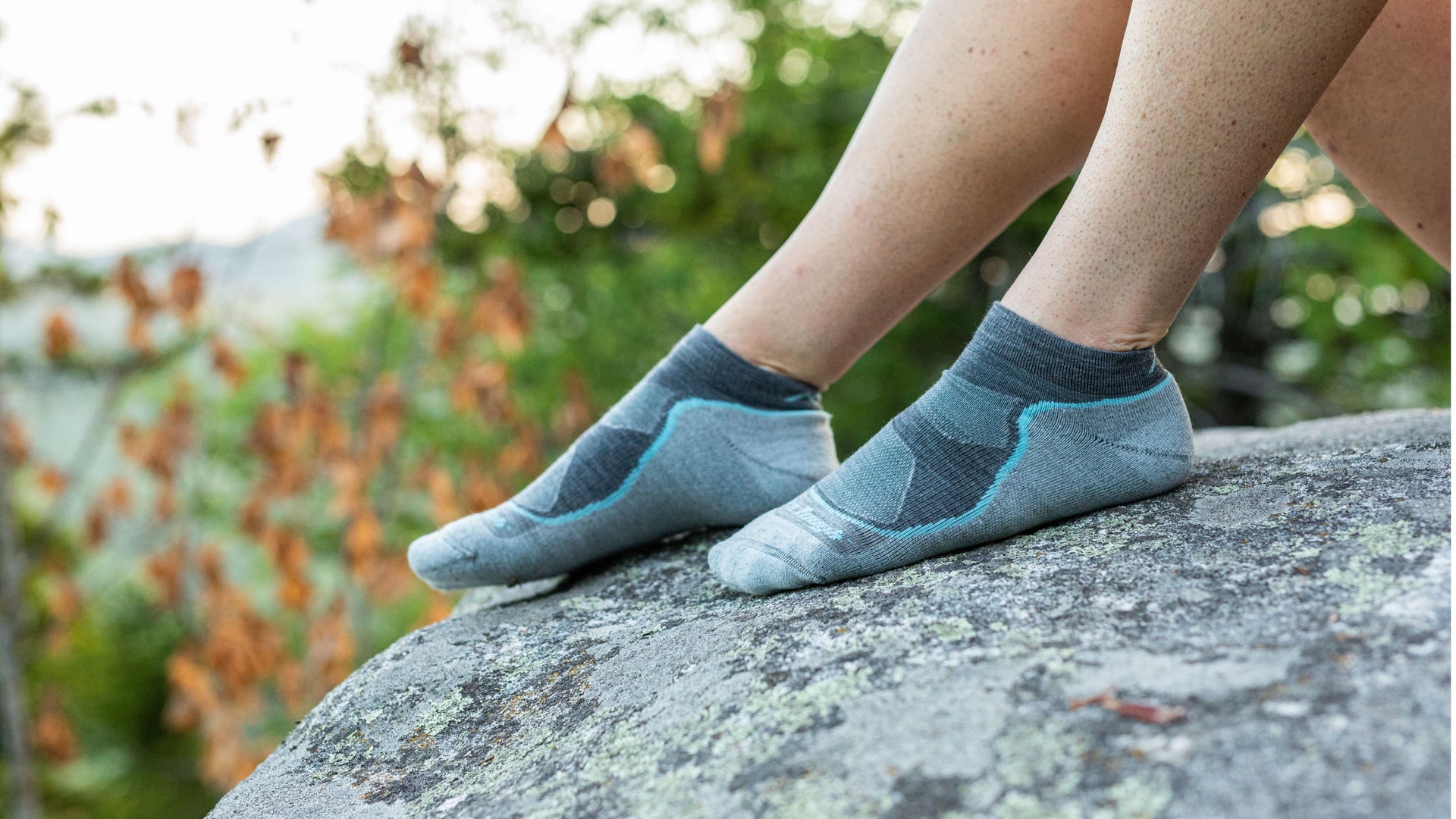 models feet on rock wearing the no show light hiker in slate
