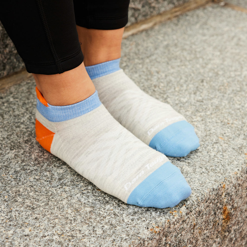 Models feet on granite step wearing the No show Run no cushion in Zenith gray