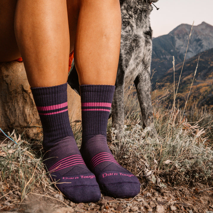 Models feet in the grass wearing the 1114 Element Micro crew Running sock in Blackberry