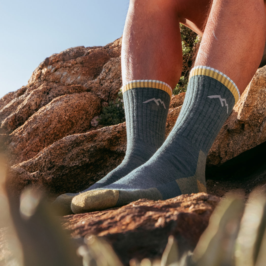 models feet on rocks in desert wearing the 1466 micro crew midweight hiker in spruce colorway