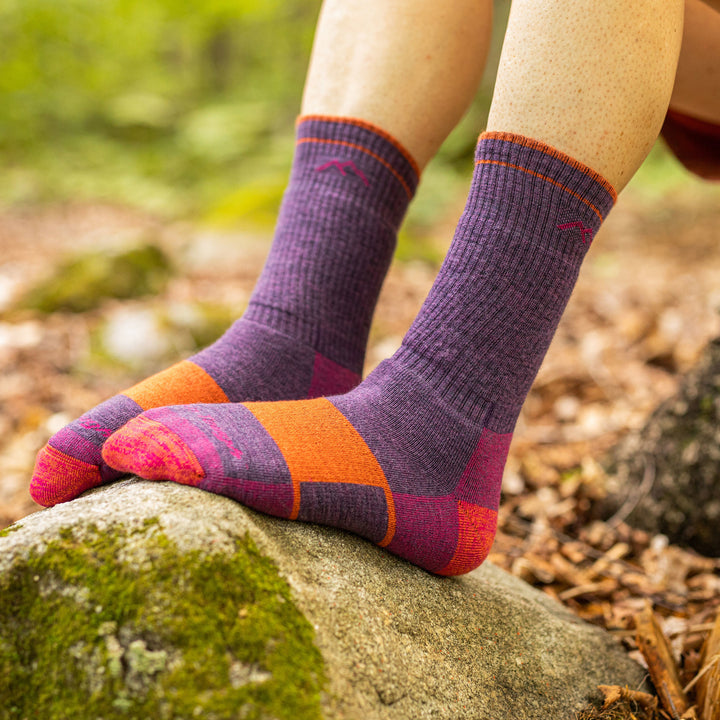 On model image of the 1908 plum heather of feet on a rock in the woods