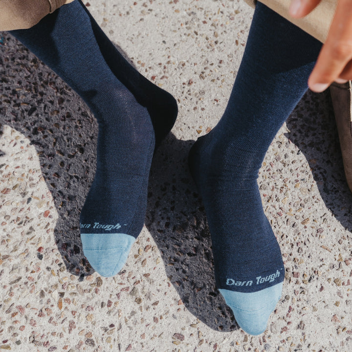 close up model feet on concrete wearing the 6032 solid lightweight crew lifestyle sock in eclipse vapor colorway