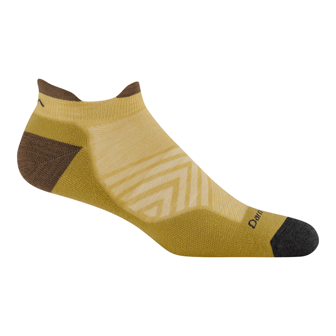 1039 cushioned no show run sock in sandstone yellow featuring a dark toe with and tan heel/tab and yellow body