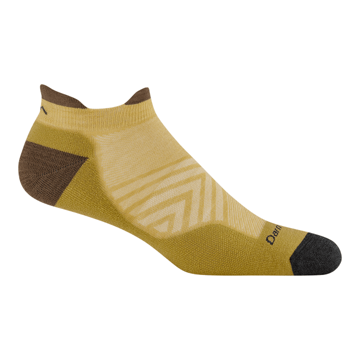 1039 cushioned no show run sock in sandstone yellow featuring a dark toe with and tan heel/tab and yellow body