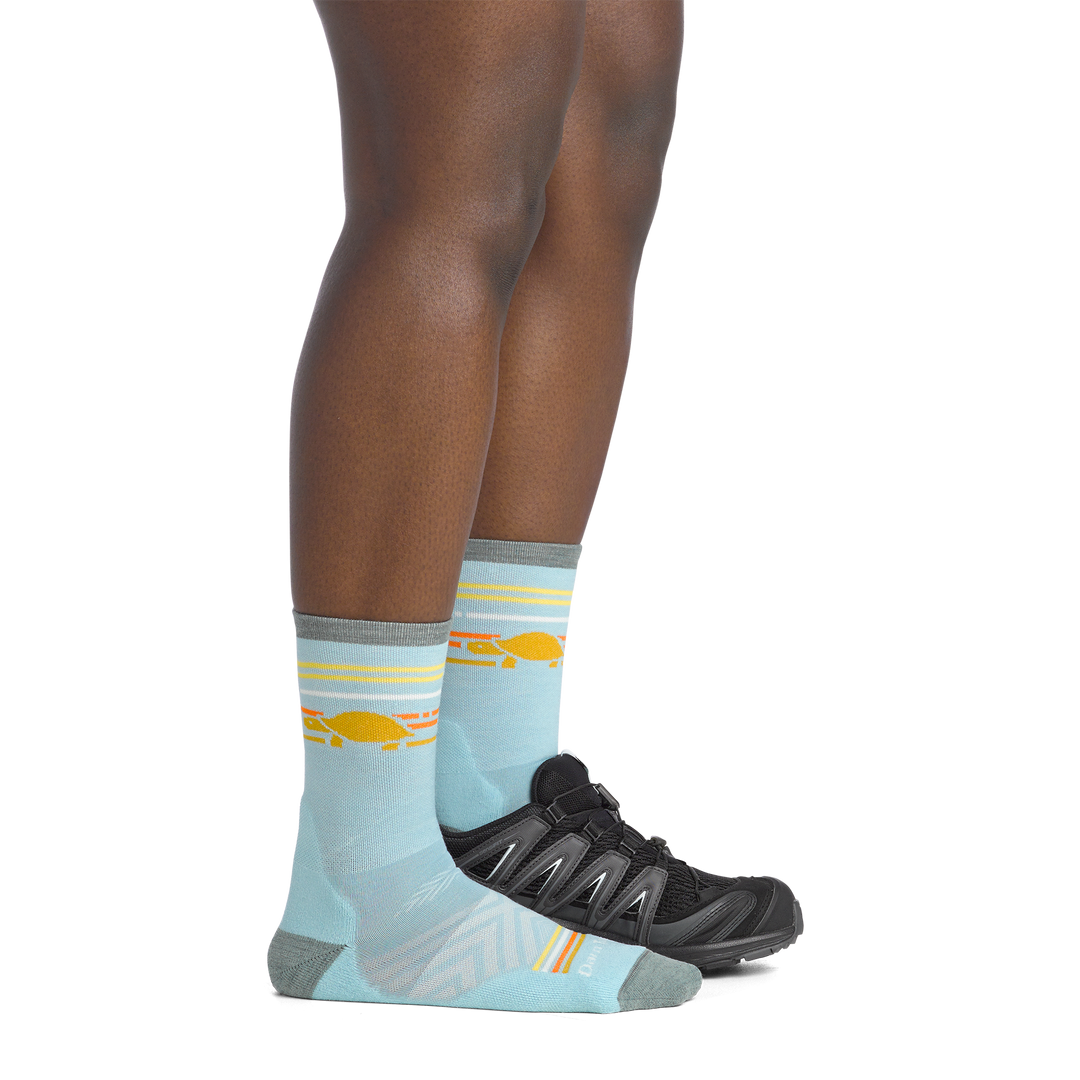 on model image side view with back foot in a shoe of the 1050 pacer micro crew in glacier colorway