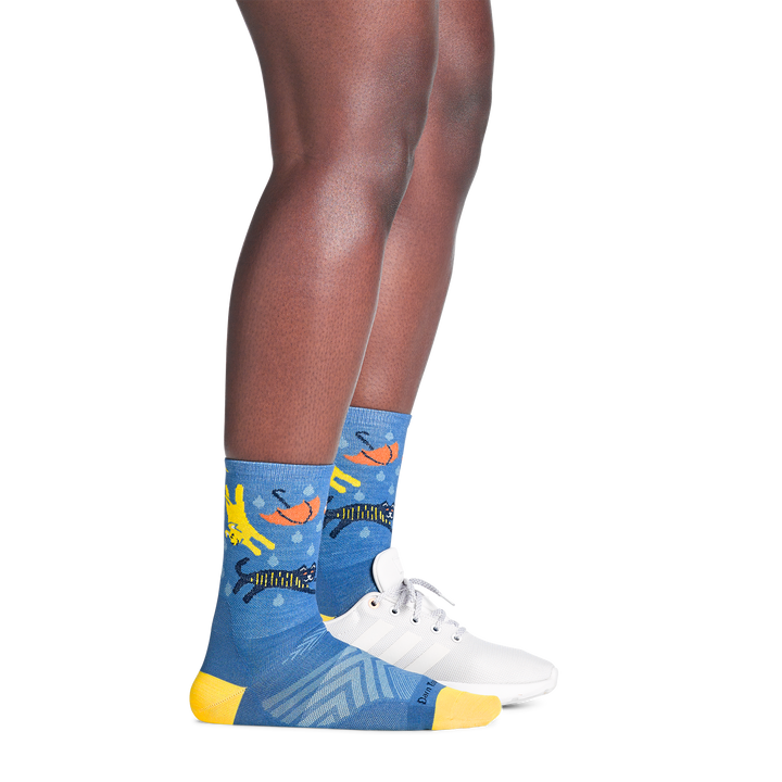 on model image with back foot in a sneaker wearing the 1070 ruff weather micro crew running sock in storm blue colorway