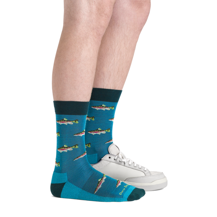6085 men's cascade blue spey fly fish socks on foot wearing sneaker