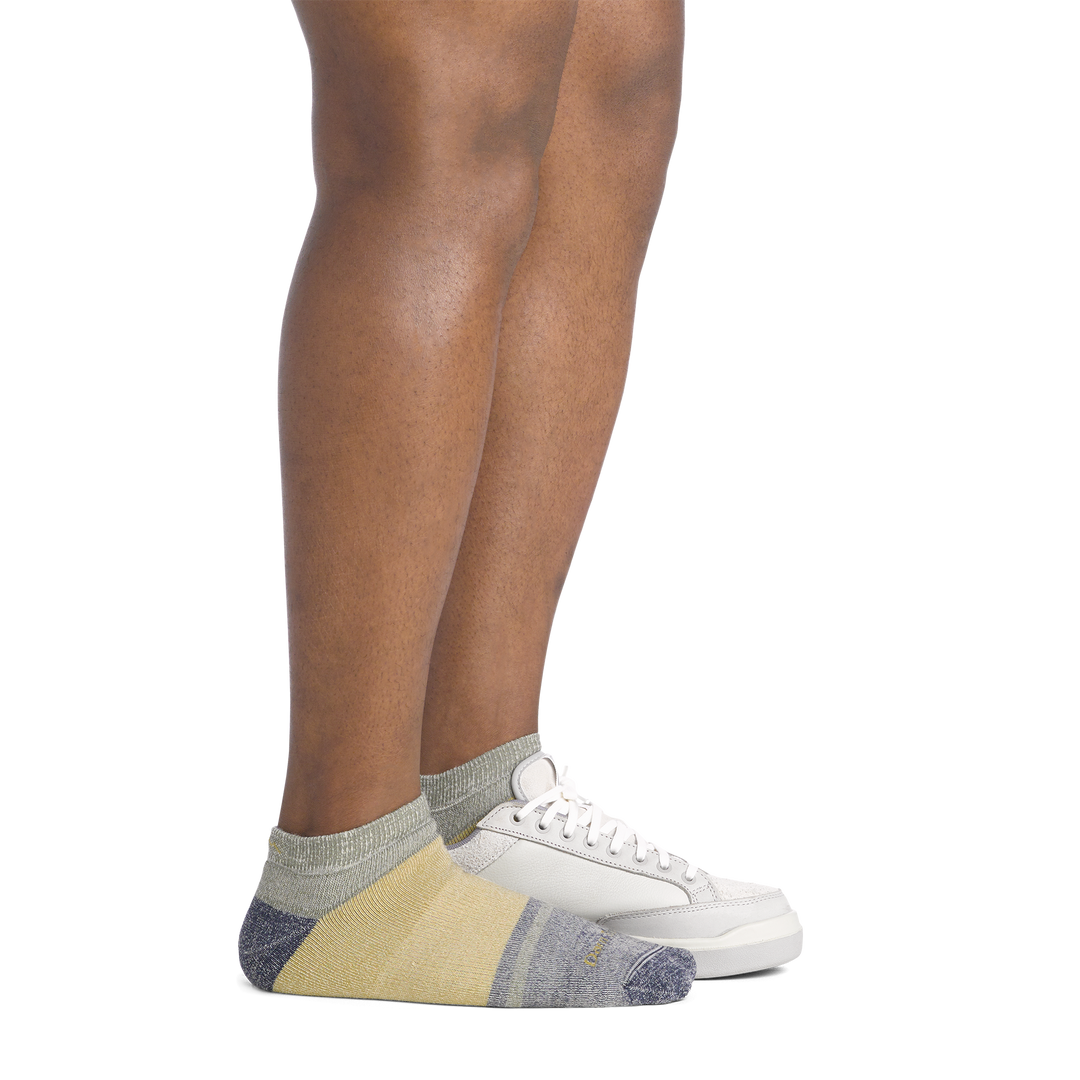 on model image side view back foot with shoe on it wearing the 6128 no show lifestyle sock in fennel colorway