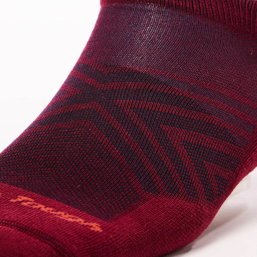 close up of mesh forefoot on mens 1039 Run No Show Tab Ultra-Lightweight with Cushion in garnet