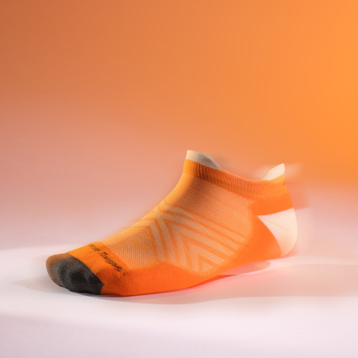 1039 ultra-lightweight no show run in tiger on an orange background
