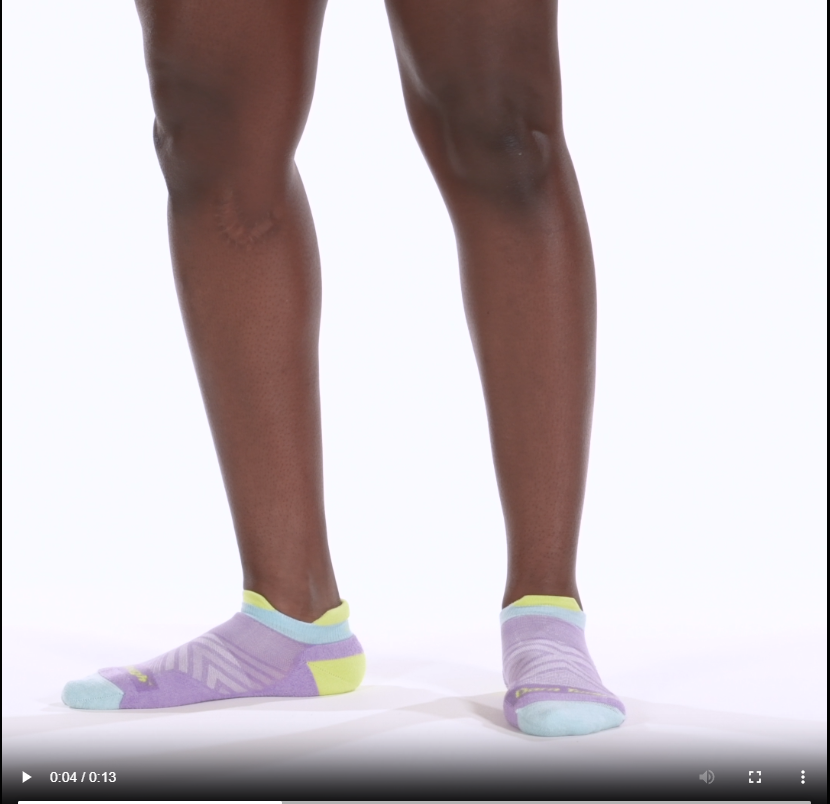 Model rotating 360 wearing the 1047 No show Running sock in Lavender