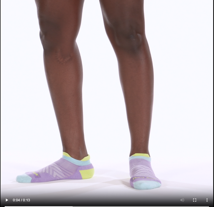 Model rotating 360 wearing the 1047 No show Running sock in Lavender