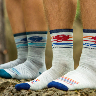 Close up shot of 2 models wearing the 1041 and 1050 pacer running socks in ash and gray